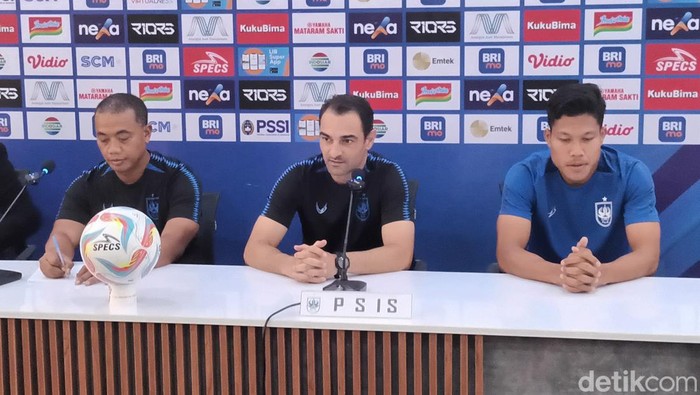 Pelatih PSIS, Gilbert Agius dan bek PSIS Wahyu Prasetyo dalam sesi jumpa pers laga PSIS vs Bali United.