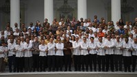 Usai pembukaan, Presiden Jokowi juga sempat berfoto bersama pejabat dan tamu undangan.