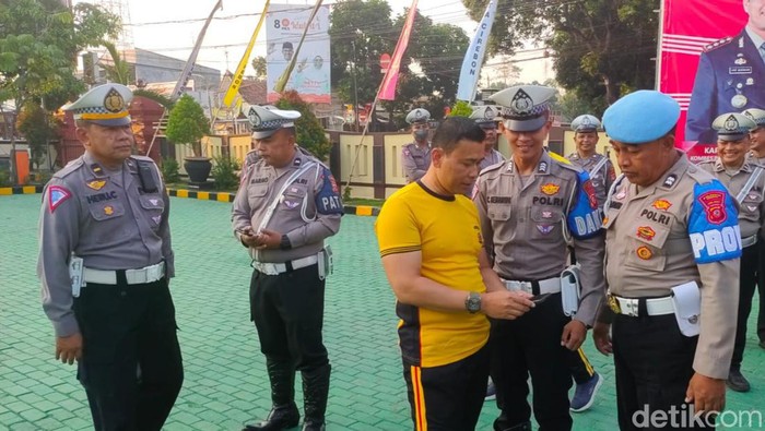 Pemeriksaan handphone milik anggota Satlantas Polresta Cirebon