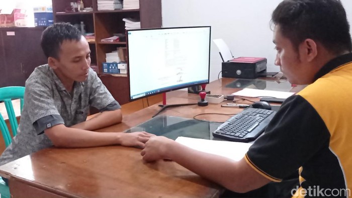 Pemuda mabuk yang merusak masjid saat diperiksa polisi.