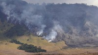 Kondisi padang savana yang terbakar di Kawasan Taman Nasional Bromo Tengger Semeru (TNBTS), Malang, Jawa Timur, Rabu (30/8/2023). (ANTARA FOTO/Irfan Sumanjaya)  