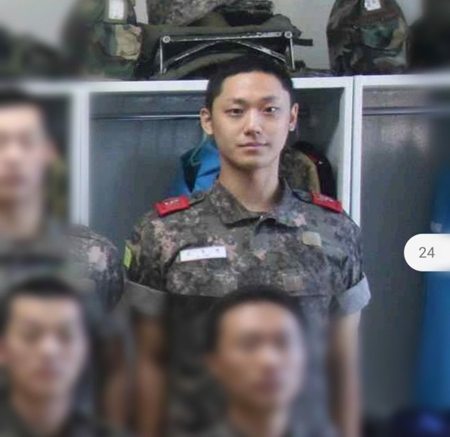 Aura bintang Lee Do Hyun pun membuatnya terlihat menonjol di antara tentara lain. Sejumlah penggemar menyebut Lee Do Hyun seperti sedang syuting drama Korea Netflix D.P. selama wajib militer.Foto: dok. Twitter @blueskypallette
