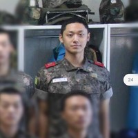 Aura bintang Lee Do Hyun pun membuatnya terlihat menonjol di antara tentara lain. Sejumlah penggemar menyebut Lee Do Hyun seperti sedang syuting drama Korea Netflix D.P. selama wajib militer.Foto: dok. Twitter @blueskypallette