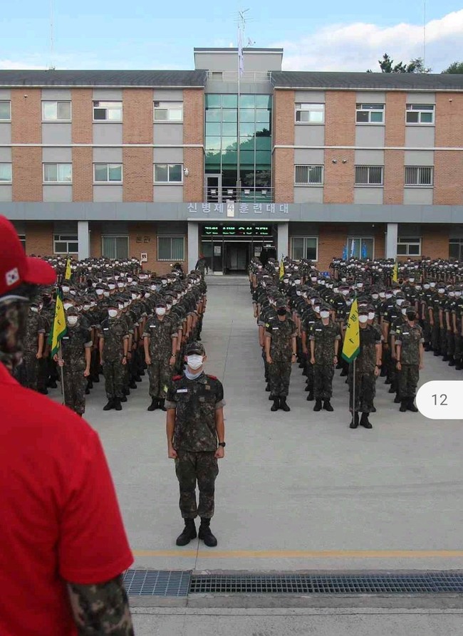 Kini penggemar semakin mengagumi karisma dan jiwa kepemimpinan Lee Do Hyun. Saat di bangku kuliah, dia juga diamanatkan sebagai ketua Departemen Film dan Teater Universitas Chung-Ang.   Foto: dok. Twitter @blueskypallette
