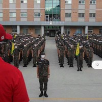 Kini penggemar semakin mengagumi karisma dan jiwa kepemimpinan Lee Do Hyun. Saat di bangku kuliah, dia juga diamanatkan sebagai ketua Departemen Film dan Teater Universitas Chung-Ang.   Foto: dok. Twitter @blueskypallette