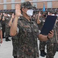 Inilah penampilan Lee Do Hyun saat membacakan sumpah wajib militer. Tak sedikit penggemar yang salah fokus dengan lencananya karena mencantumkan nama asli Lee Do Hyun yaitu Lim Dong Hyun.Foto: dok. Twitter @blueskypallette