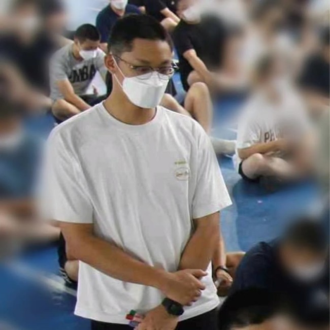 Namun Lee Do Hyun tidak menunjukkan penampilannya dengan rambut cepak sebelum berangkat wajib militer. Alhasil penggemar heboh saat fotonya menjalani pemeriksaan medis viral di media sosial.Foto: dok. Twitter @blueskypallette