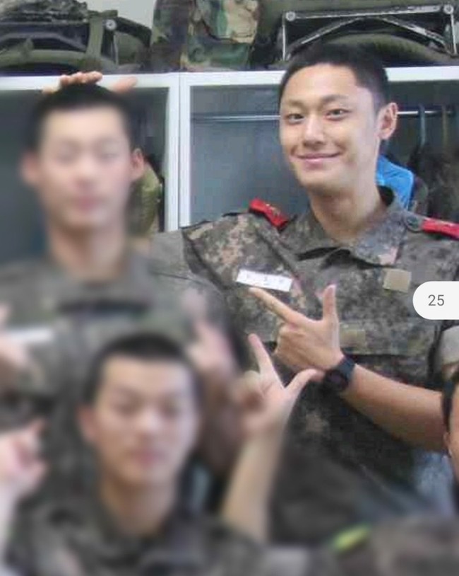 Senyum manis Lee Do Hyun terpancar saat foto bersama teman-temannya dari kelas 850 band militer Angkatan Udara Korea. Kekasih Lim Ji Yeon itu diperkirakan menyelesaikan wajib militer pada 2025.Foto: dok. Twitter @blueskypallette