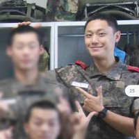 Senyum manis Lee Do Hyun terpancar saat foto bersama teman-temannya dari kelas 850 band militer Angkatan Udara Korea. Kekasih Lim Ji Yeon itu diperkirakan menyelesaikan wajib militer pada 2025.Foto: dok. Twitter @blueskypallette