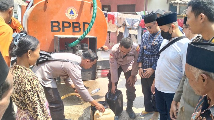 Pengiriman air bersih ke warga Kasemen oleh Polresta Serang Kota dan BPBD Kota Serang (Foto: Bahtiar/Detikcom)