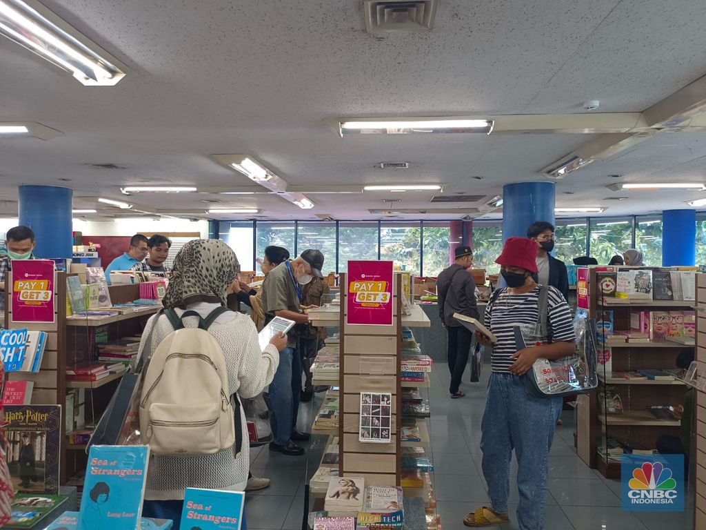 Pengunjung memilih buku di Toko Buku Gunung Agung, Kwitang, Jakarta, Jumat (1/9/2023). (վ/Martyasari Rizky)
