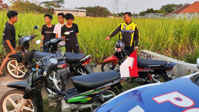 Penindakan balap liar dan knalpot brong di jalanan Desa Gondangmanis, Kecamatan Bae, Kudus, Kamis (31/8/2023).