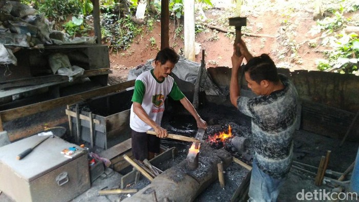 Perajin tengah membuat perkakas di Ciamis.