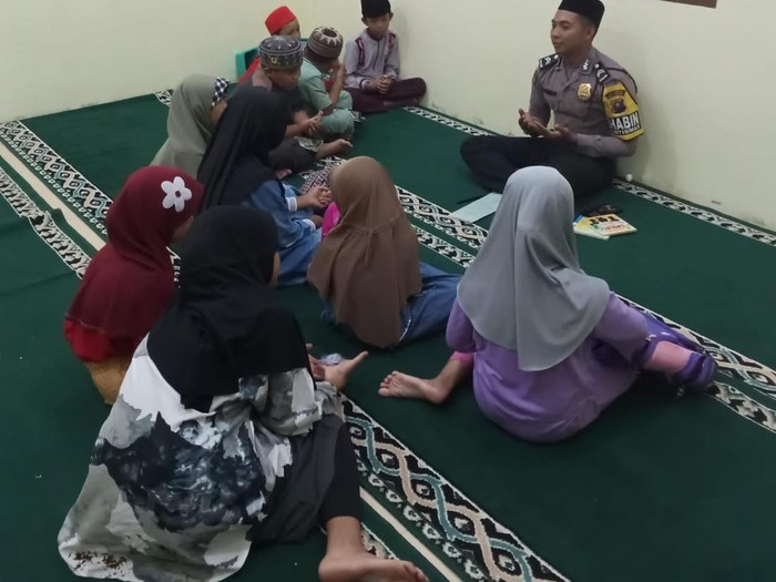 Personel Bhabinkamtibmas Polres Nias Selatan Briptu Mufitur Rahman Siregar nyambi menjadi guru ngaji