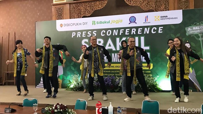 Perwakilan ULD Indonesia memperagakan Line Dance di kantor DinkopUKM DIY, Jumat (2/9/2023). Mereka bakal pentas menari di sepanjang Jalan Malioboro, Sabtu (3/9/2023).