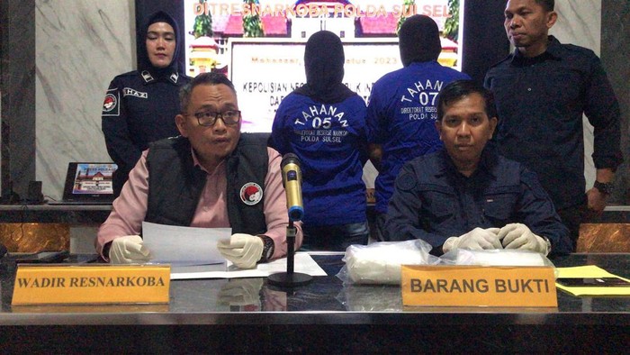 Seorang pria berinisial U (63) dan putrinya M (25) di Pinrang, Sulawesi Selatan (Sulsel) ditangkap lantaran diduga terlibat jaringan narkoba internasional.