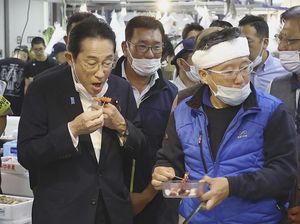 PM Jepang Makan Ikan Laut Fukushima di Tengah Polemik Limbah Nuklir
