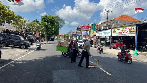 Polisi melakukan olah TKP kecelakaan lalu lintas di Jalan Cokroaminoto, Kota Denpasar, Bali, Jumat (1/9/2023). (Dok. Polresta Denpasar)