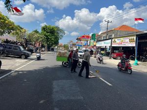 Bentur Bemper Mobil-Terpental Tabrak Pejalan Kaki, Pemotor Tewas