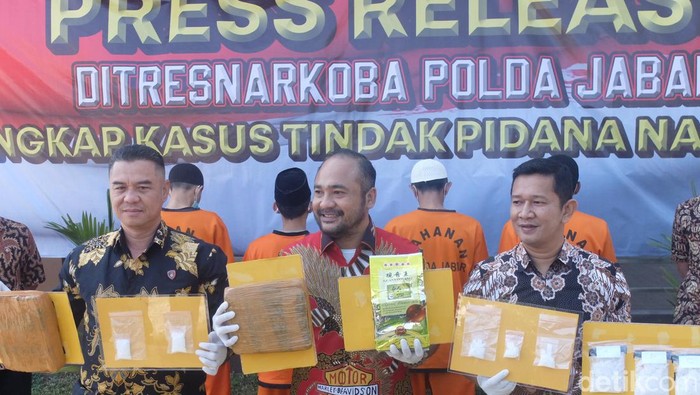 Polisi memamerkan barang bukti narkoba