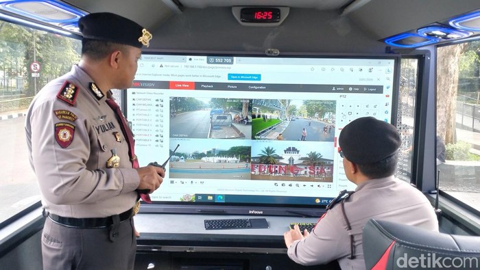 Polisi saat memantau situasi jelang West Java Festival 2023.