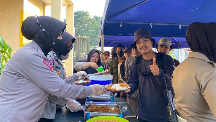 Polresta Bogor Kota menggelar kegiatan Jumat Berkah dengan membagikan sarapan hingga memberikan cek kesehatan gratis kepada masyarakat tiap Jumat. (dok Ist)