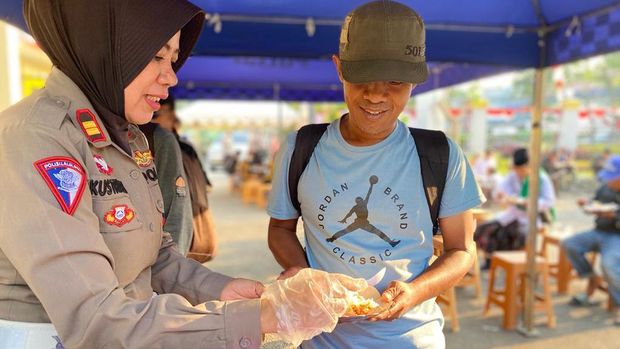 Polresta Bogor Kota menggelar kegiatan Jumat Berkah dengan membagikan sarapan hingga memberikan cek kesehatan gratis kepada masyarakat tiap Jumat. (dok Ist)