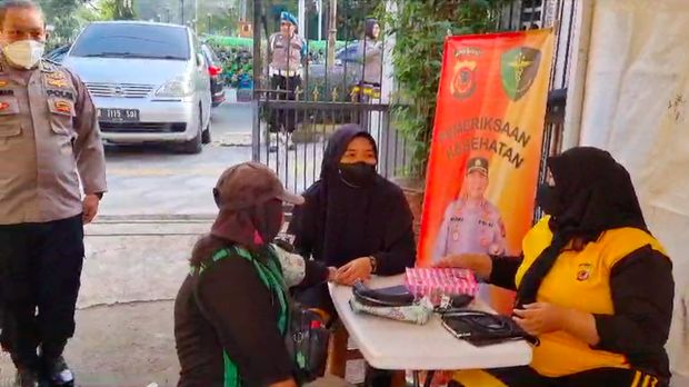 Polresta Bogor Kota menggelar kegiatan Jumat Berkah dengan membagikan sarapan hingga memberikan cek kesehatan gratis kepada masyarakat tiap Jumat. (dok Ist)