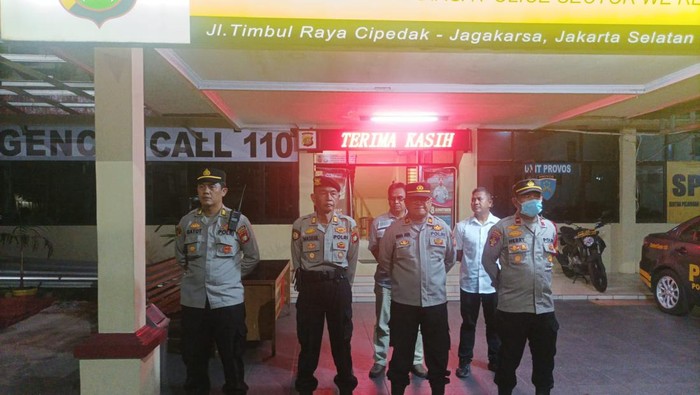 Polsek Jagakarsa menggelar apel bersama Pokdarkamtibmas untuk meningkatkan pengamanan.