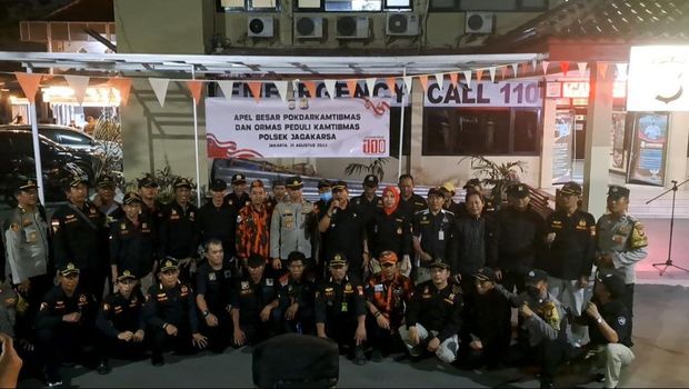 Polsek Jagakarsa menggelar apel bersama Pokdarkamtibmas untuk meningkatkan pengamanan.