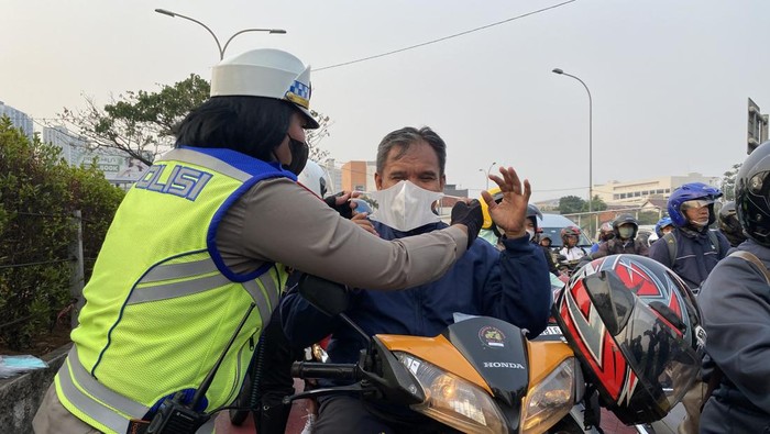 Polwan di Depok bagikan masker.