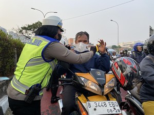 Cegah ISPA, Satlantas Polres Depok Bagi-bagi Masker ke Pengendara