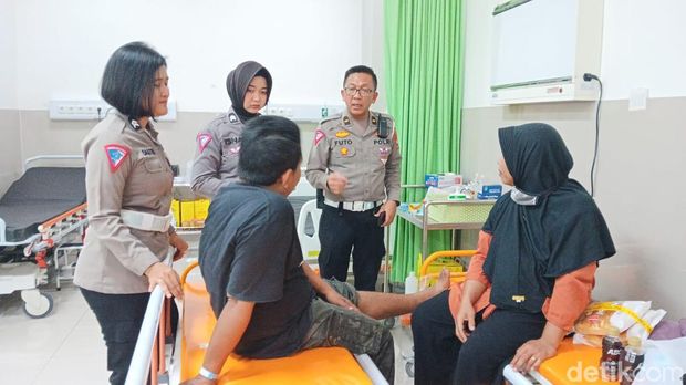 Polwan Polres Ngawi beri trauma healing korban kecelakaan Bus Sugeng Rahayu
