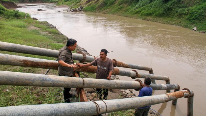 Pompanisasi pertanian swadaya untuk atasi kekeringan sawah Warga mempersiapkan operasional mesin pompanisasi pertanian di area proyek Bendungan Krueng Pase, Desa Leubok Tuwe, Kecamatan Meurah Mulia, Aceh Utara, Aceh, Jumat (1/9/2023). Petani di daerah itu terpaksa membangun 4 unit sistem irigasi yang memanfaatkan air dari dalam tanah untuk pengairan lahan pertanian menggunakan alat pompa air (pompanisasi) listrik secara swadaya untuk mengaliri sekitar 8.900 haktare sawah petani di sembilan kecamatan yang kekeringan akibat terdampak progres proyek multiyears pembangunan permanen Bendungan Krueng Pase sayap kiri dan sayap kanan yang terhenti dan berakhir kontraknya pada akhir tahun 2022. ANTARA FOTO/Rahmad/rwa.