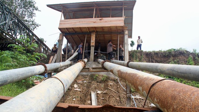 Warga mempersiapkan operasional mesin pompanisasi pertanian di area proyek Bendungan Krueng Pase, Desa Leubok Tuwe, Kecamatan Meurah Mulia, Aceh Utara, Aceh, Jumat (1/9/2023). Petani di daerah itu terpaksa membangun 4 unit sistem irigasi yang memanfaatkan air dari dalam tanah untuk pengairan lahan pertanian menggunakan alat pompa air (pompanisasi) listrik secara swadaya untuk mengaliri sekitar 8.900 haktare sawah petani di sembilan kecamatan yang kekeringan akibat terdampak progres proyek multiyears pembangunan permanen Bendungan Krueng Pase sayap kiri dan sayap kanan yang terhenti dan berakhir kontraknya pada akhir tahun 2022. ANTARA FOTO/Rahmad/rwa.