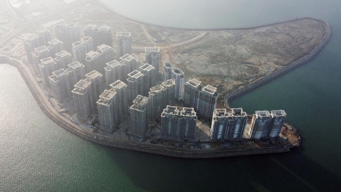 An aerial view shows the 39 buildings developed by China Evergrande Group that authorities have issued demolition order, on the man-made Ocean Flower Island in Danzhou, Hainan province, China January 7, 2022. REUTERS/Aly Song/File Photo To Match Special Report CHINA-PROPERTY/EVERGRANDE-HUI