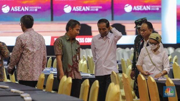 Presiden Joko Widodo meninjau Media Center KTT ASEAN di JCC Senayan, Jakarta, Jumat (1/9/2023). (վ/Faisal Rahman)
