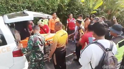 Proses avakuasi karuyawan resort di Ubud, Bali, yang terjadi ke jurang setelah lift putus.