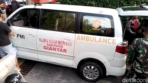 Proses avakuasi karuyawan resort di Ubud, Bali, yang terjadi ke jurang setelah lift putus.