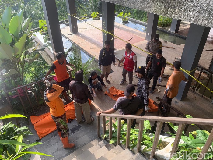 Proses evakuasi karyawan resort yang tewas terjatuh di dasar jurang usai tali lift putus di Ubud, Bali.