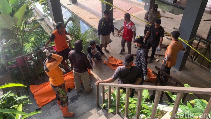 Proses evakuasi karyawan resort yang tewas terjatuh di dasar jurang usai tali lift putus di Ubud, Bali.