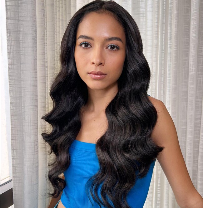 Istri Chicco Jerikho ini tampil dengan rambut panjang bergelombang bak model iklan sampo. Rambutnya juga tampak lebat. Foto: Instagram/@putrimarino @ranggayusuf