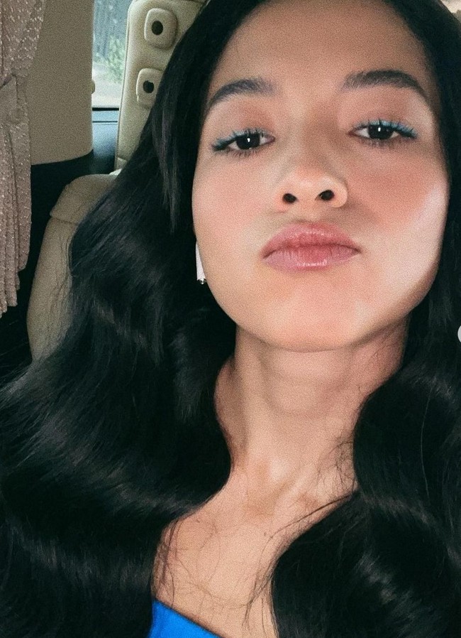 “Ini baru berkelas…kelas cantiknya, kelas tutur katanya, kelas otaknya,” puji salah satu netizen. Foto: Instagram/@putrimarino @ranggayusuf