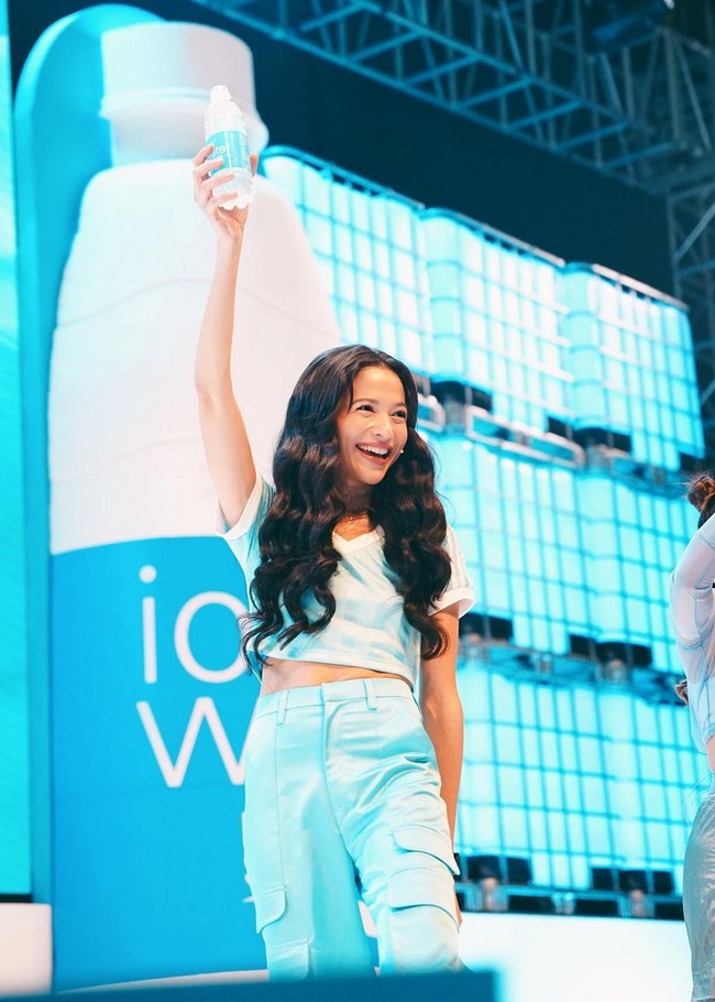 Penampilannya menuai pujian dari netizen. Bahkan ada yang berpendapat penampilannya mirip Lisa BLACKPINK. Foto: Instagram/@putrimarino @ranggayusuf