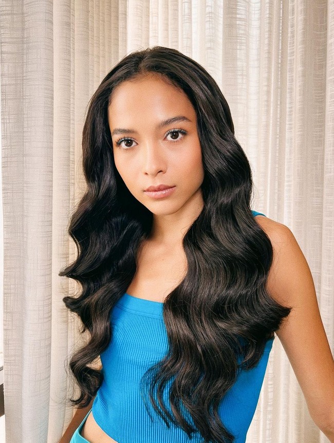 Putri Marino mengejutkan netizen karena rambutnya yang pendek tiba-tiba panjang. Perubahan penampilannya itu diunggah di media sosial beberapa waktu lalu. Foto: Instagram/@putrimarino @ranggayusuf