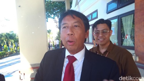 Rektor Universitas Udayana (Unud) I Nyoman Gde Antara engan berkomentar soal dugaan korupsi Sumbangan Pengembangan Institusi (SPI), Jumat (1/9/2023). (Aryo Mahendro/detikBali)