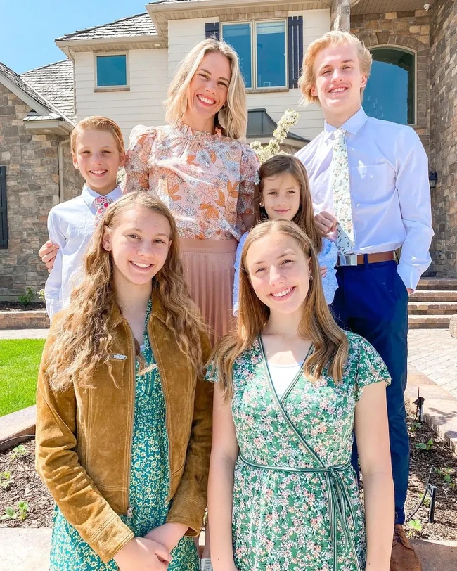 Influencer Parenting Ruby Franke dijatuhi hukuman 60 tahun penjara di Pengadilan Distrik ke-5 Utah pada Selasa (20/2/2024). Ruby bersalah atas penganiayaan terhadap anak-anaknya. Foto: Dok. YouTube