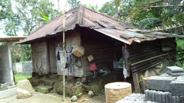 Salah satu rumah warga di Desa Sulangai, Kecamatan Petang, Badung, yang tak layak huni dan mendapat program bedah rumah dari Dinas Perumahan Badung, pada 2017.