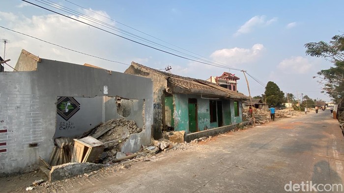 Rumah yang digusur dalam pembangunan dan penataan Stasiun Parungkuda-Sukabumi lintas Bogor-Sukabumi