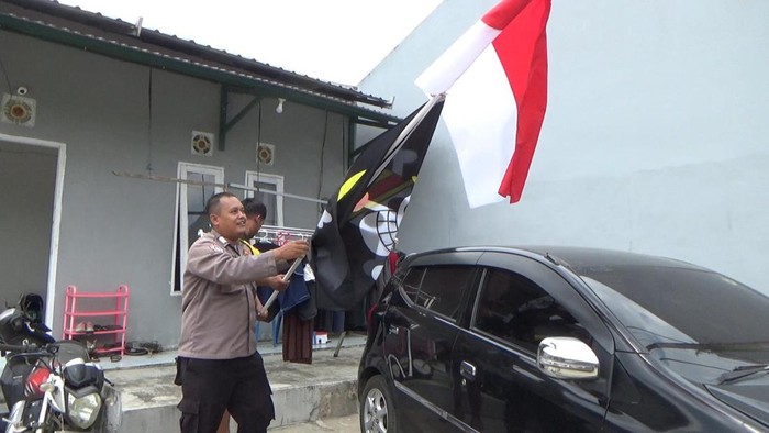 Warga di Samarinda, Kalimantan Timur (Kaltim) ditegur Babinkamtibmas gegara memasang bendera bergambar tengkorak (One Piece) di bawah bendera merah putih.